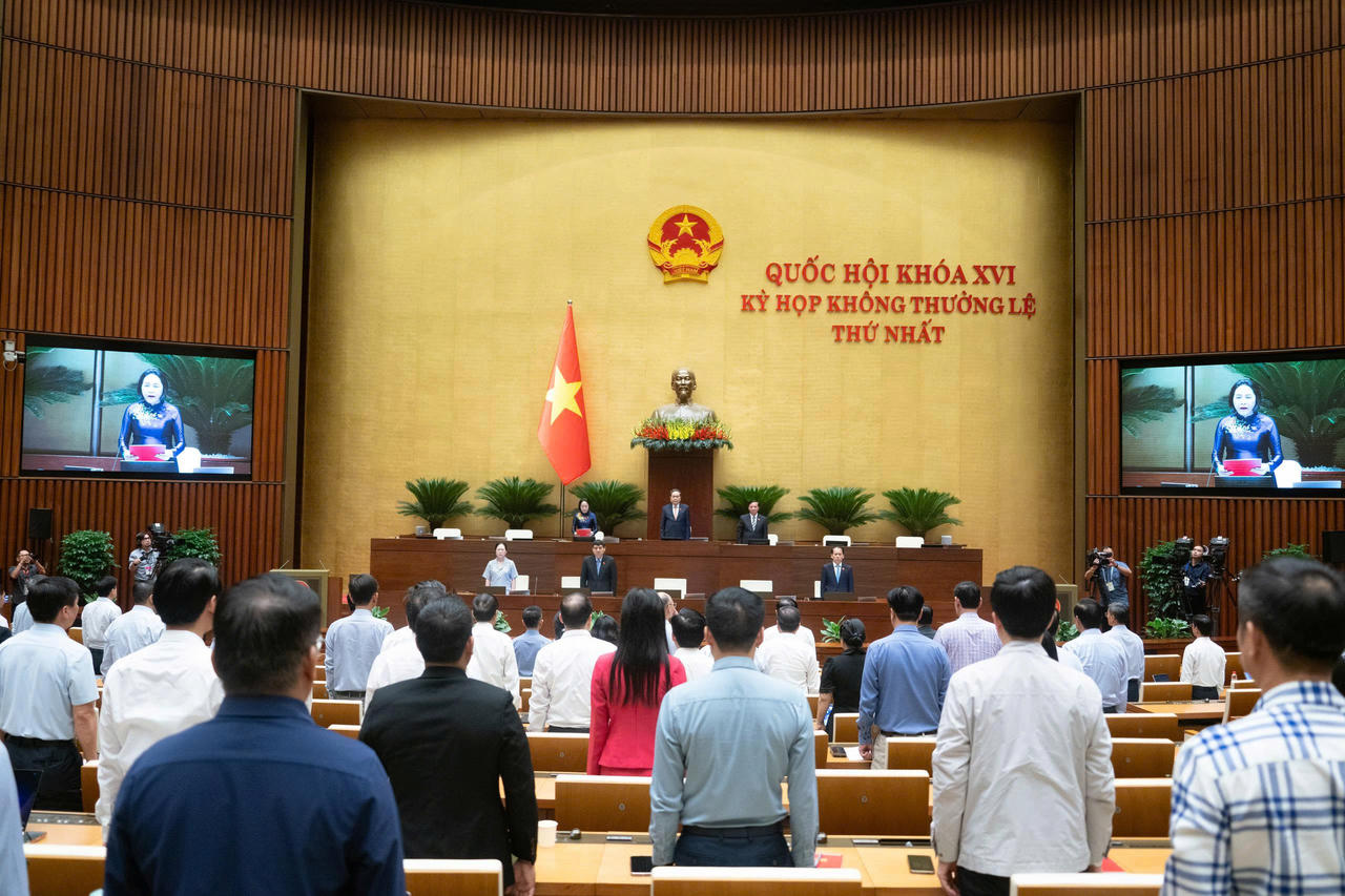 Ph&oacute; Chủ tịch Quốc hội Nguyễn Thị Thanh điều h&agrave;nh nội dung d&agrave;nh ph&uacute;t mặc niệm Chủ tịch Quốc hội L&agrave;o Saysomphone Phomvihane