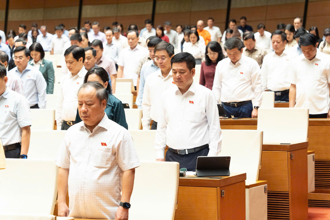 Quốc hội d&agrave;nh ph&uacute;t mặc niệm Chủ tịch Quốc hội L&agrave;o Saysomphone Phomvihane
