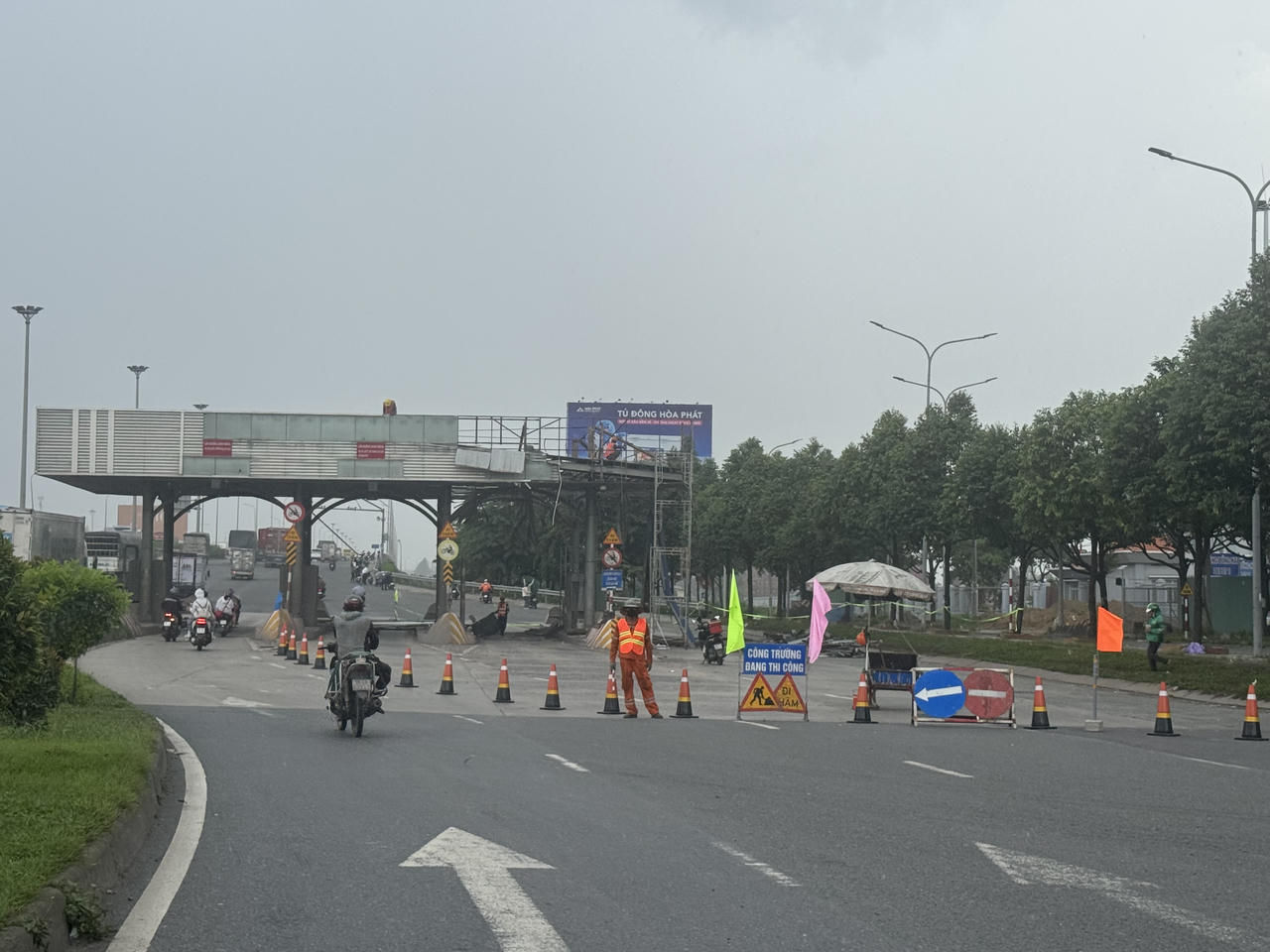 Trạm thu ph&iacute; đang được th&aacute;o dỡ. Ảnh: Duy Khương.
