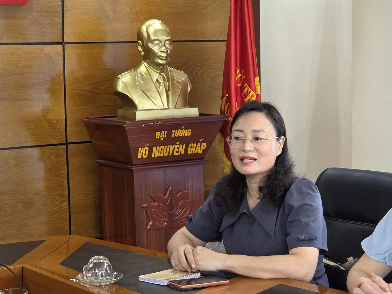 Ph&oacute; Tổng bi&ecirc;n tập, Chủ tịch C&ocirc;ng đo&agrave;n B&aacute;o Ph&aacute;p luật Việt Nam Vũ Hồng Th&uacute;y chia sẻ tại buổi trao sổ tiết kiệm.