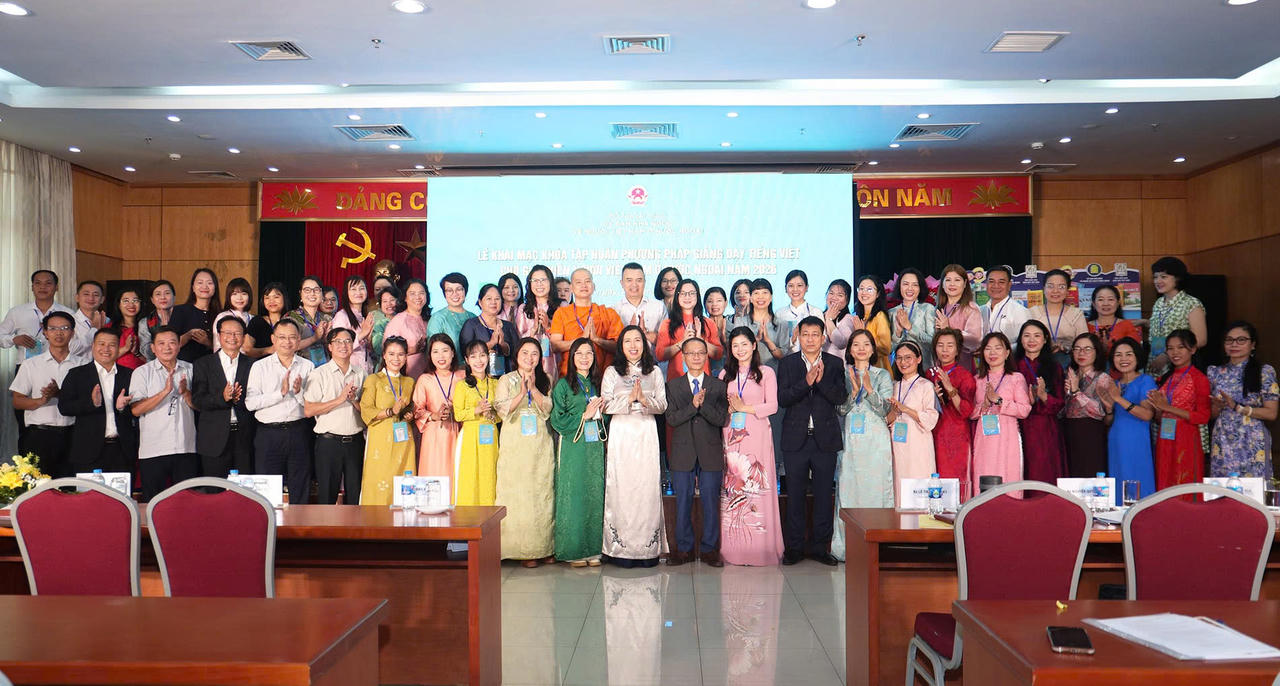 C&aacute;c đại biểu v&agrave; c&aacute;c gi&aacute;o vi&ecirc;n kiều b&agrave;o chụp ảnh lưu niệm. Ảnh: Th&agrave;nh Long