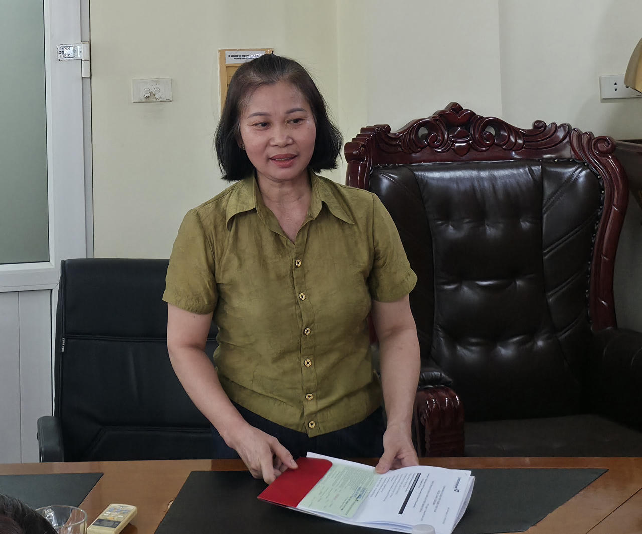 Mẹ chị Tuyết x&uacute;c động trước tấm l&ograve;ng của c&aacute;n bộ, ph&oacute;ng vi&ecirc;n, nh&acirc;n vi&ecirc;n t&ograve;a soạn