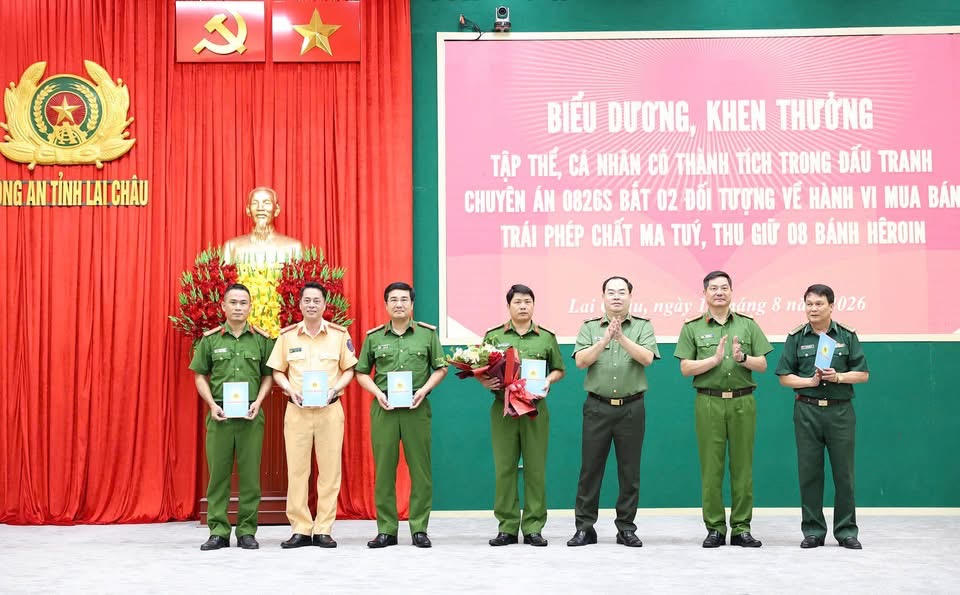 Thiếu tướng B&ugrave;i Quyết To&aacute;n - Gi&aacute;m đốc C&ocirc;ng an tỉnh, tặng hoa ch&uacute;c mừng c&aacute;c lực lượng tham gia đấu tranh, ph&aacute; &aacute;n. Ảnh: C&ocirc;ng an tỉnh Lai Ch&acirc;u