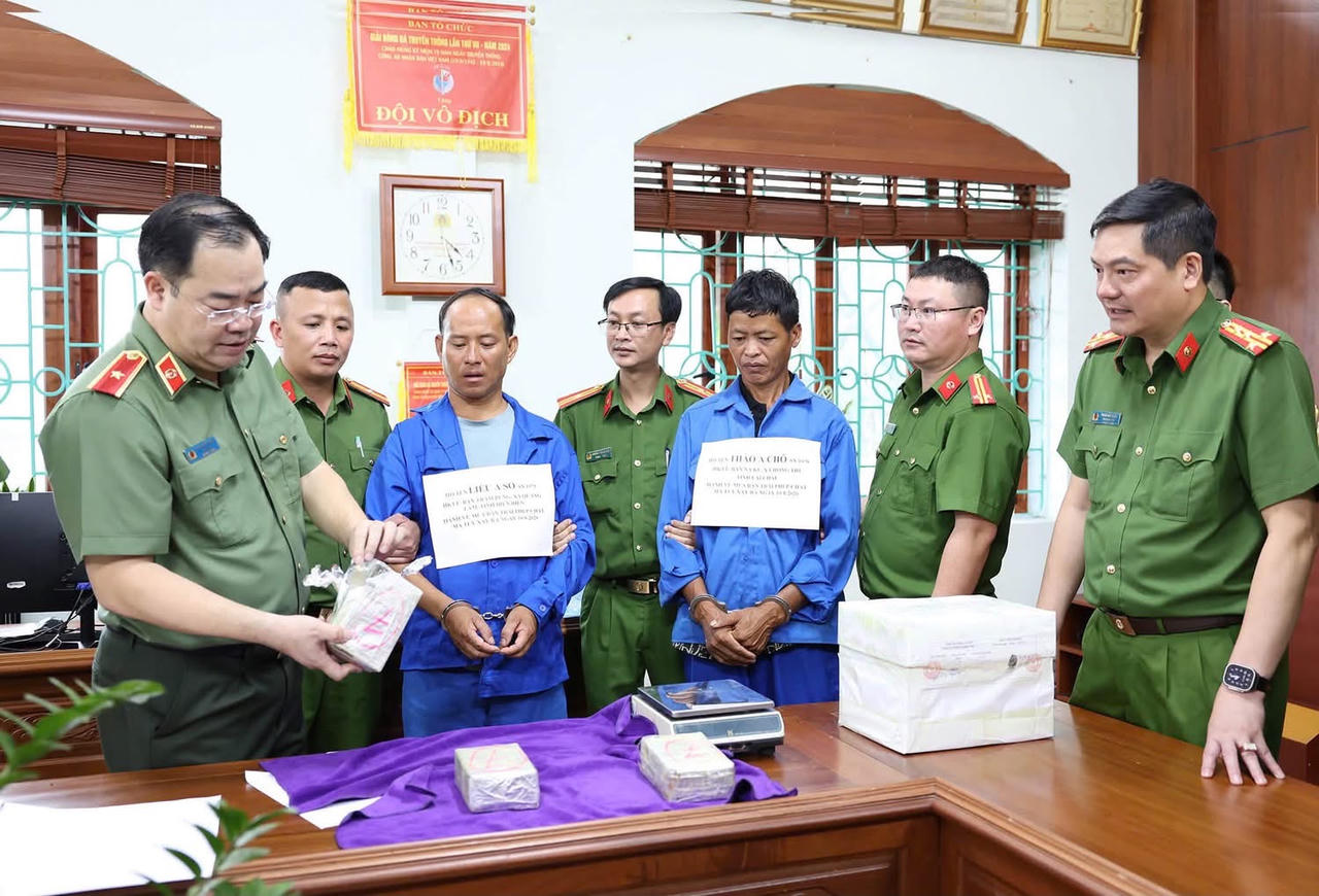 Thiếu tướng B&ugrave;i Quyết To&aacute;n - Gi&aacute;m đốc C&ocirc;ng an tỉnh, c&ugrave;ng lực lượng chức năng kiểm tra đối tượng, tang vật thu giữ trong Chuy&ecirc;n &aacute;n. Ảnh: C&ocirc;ng an tỉnh Lai Ch&acirc;u