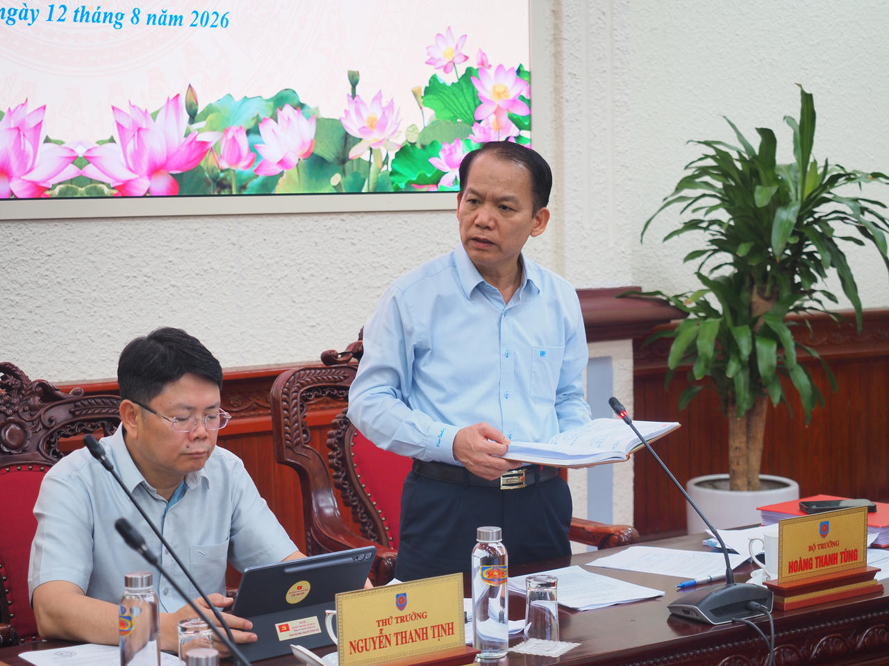 Bộ trưởng Ho&agrave;ng Thanh T&ugrave;ng kết luận cuộc họp.