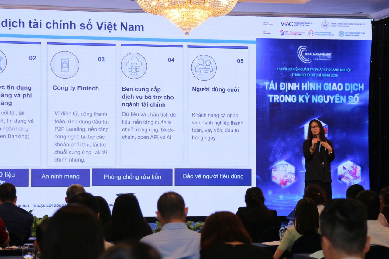LS. Phạm Thị Thanh Huyền, Trọng t&agrave;i vi&ecirc;n VIAC, H&ograve;a giải vi&ecirc;n VMC tr&igrave;nh b&agrave;y tham luận. Ảnh: Gia H&acirc;n