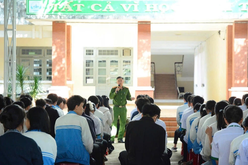 Cán b&ocirc;̣ C&ocirc;ng an phường Nam Gia Nghĩa tuy&ecirc;n truyền cho học sinh về t&aacute;c hại của thuốc l&aacute; điện tử, ma t&uacute;y v&agrave; ph&ograve;ng, chống tệ nạn ma t&uacute;y học đường. Ảnh C&ocirc;ng an tỉnh L&acirc;m Đồng.