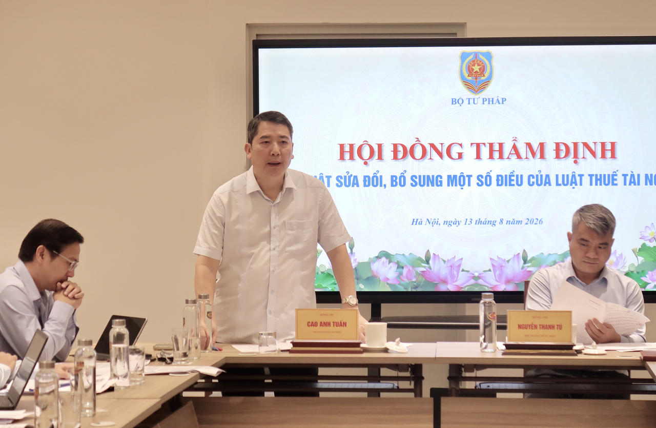 Thứ trưởng Bộ T&agrave;i ch&iacute;nh Cao Anh Tuấn ph&aacute;t biểu tại buổi thẩm định.