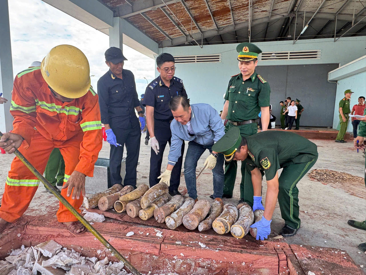 Ng&agrave; voi được ngụy trang tinh vi trong c&aacute;c khối gỗ. Ảnh: Đồn Bi&ecirc;n ph&ograve;ng Cửa khẩu Cảng Quy Nhơn.