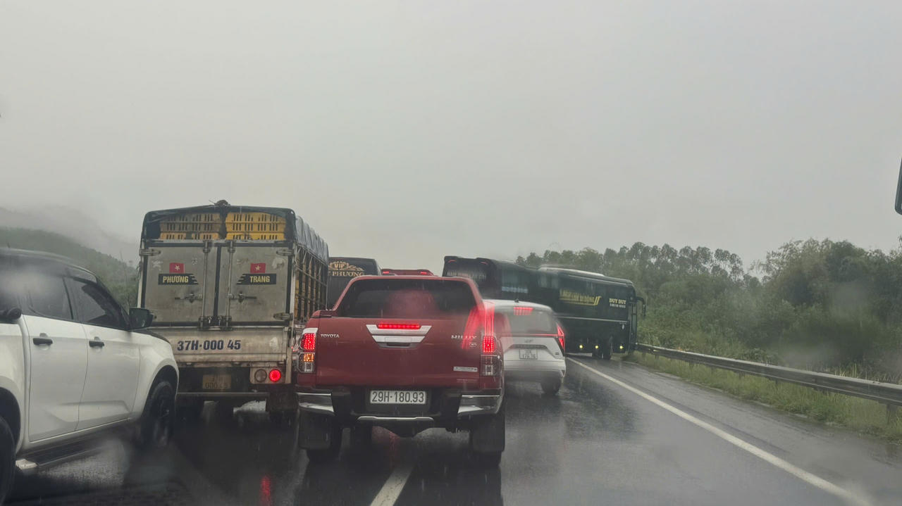 Xe kh&aacute;ch t&ocirc;ng v&agrave;o xe rơ-mo&oacute;c tr&ecirc;n cao tốc khiến giao th&ocirc;ng &ugrave;n ứ. Ảnh: Xu&acirc;n Diệu.
