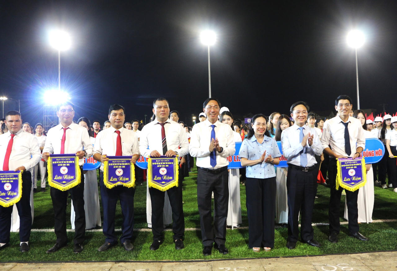 L&atilde;nh đạo tỉnh Quảng Trị trao cờ, chụp ảnh lưu niệm với c&aacute;c đo&agrave;n tham dự Đại hội TDTT tỉnh Quảng Trị lần thứ I. (Ảnh: Minh Phương)