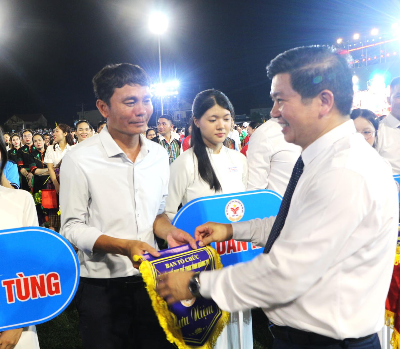 &Ocirc;ng Trần Vũ Khi&ecirc;m, Ph&oacute; B&iacute; thư Thường trực Tỉnh ủy trao cờ lưu niệm cho c&aacute;c đo&agrave;n tham dự Đại hội. (Ảnh: Minh Phương)