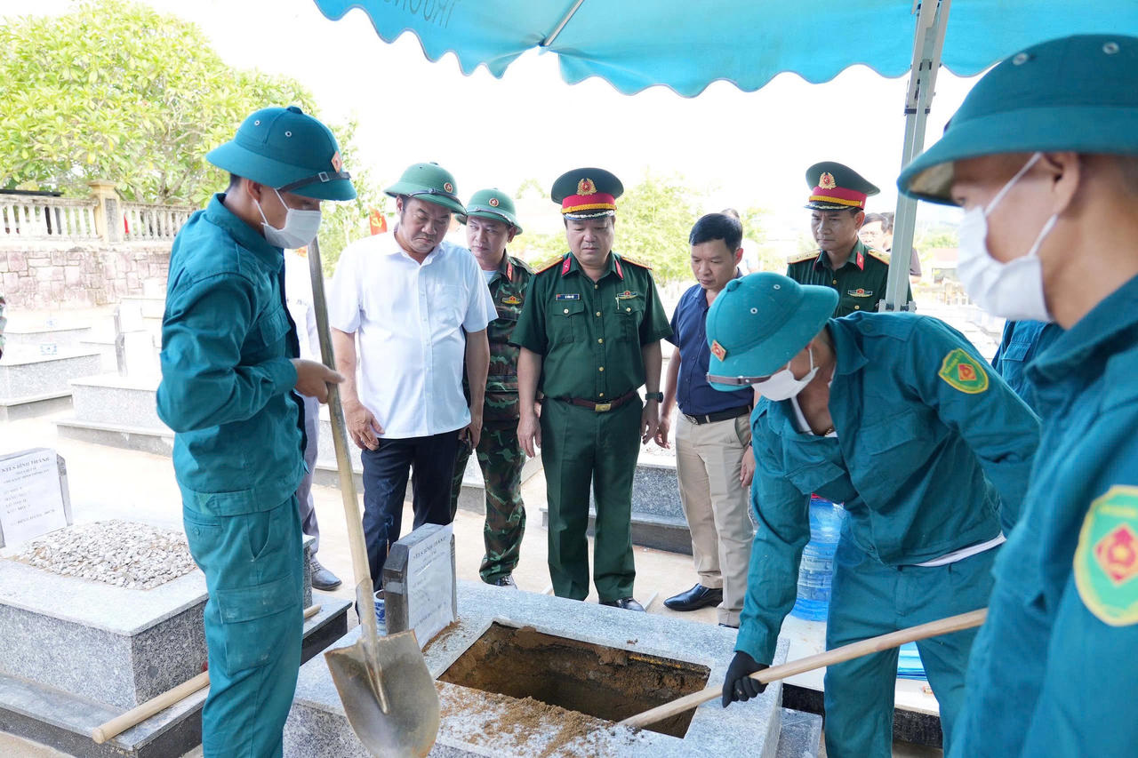 Ph&oacute; Chủ tịch UBND th&agrave;nh phố Nguyễn Văn Mạnh (&aacute;o trắng) động vi&ecirc;n c&aacute;c lực lượng thực hiện Chiến dịch 500 ng&agrave;y đ&ecirc;m. (Ảnh: Quang Đạo)