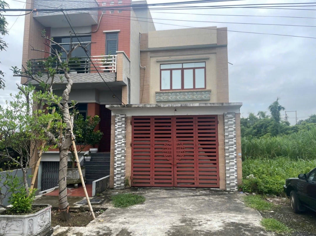 Ng&ocirc;i nh&agrave; 2 tầng tại x&atilde; Đ&ocirc;ng Quan, nơi c&aacute;c đối tượng d&ugrave;ng để quản l&yacute; nạn nh&acirc;n (Ảnh C&ocirc;ng an Hưng Y&ecirc;n)
