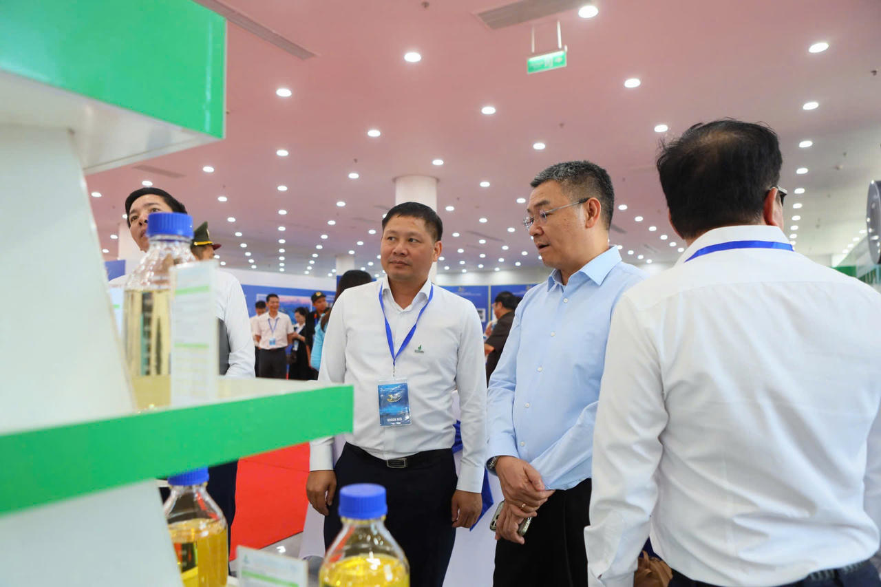 Đại biểu tham dự tại khu triển l&atilde;m (ảnh V&acirc;n Anh)