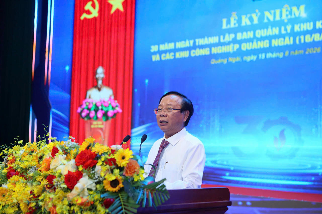 Trưởng Ban Quản l&yacute; Khu kinh tế Dung Quất v&agrave; c&aacute;c Khu c&ocirc;ng nghiệp Qu&atilde;ng Ng&atilde;i Lương Kim Sơn ph&aacute;t biểu tại Lễ kỷ niệm (ảnh V&acirc;n Anh)