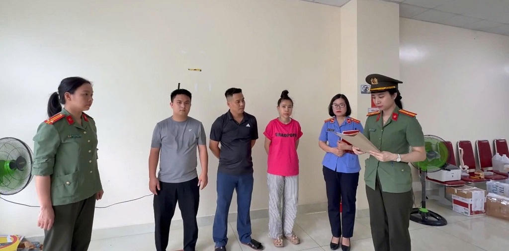 Cơ quan C&ocirc;ng an tiến h&agrave;nh kh&aacute;m x&eacute;t cơ sở hoạt động. (ảnh C&ocirc;ng an cung cấp)