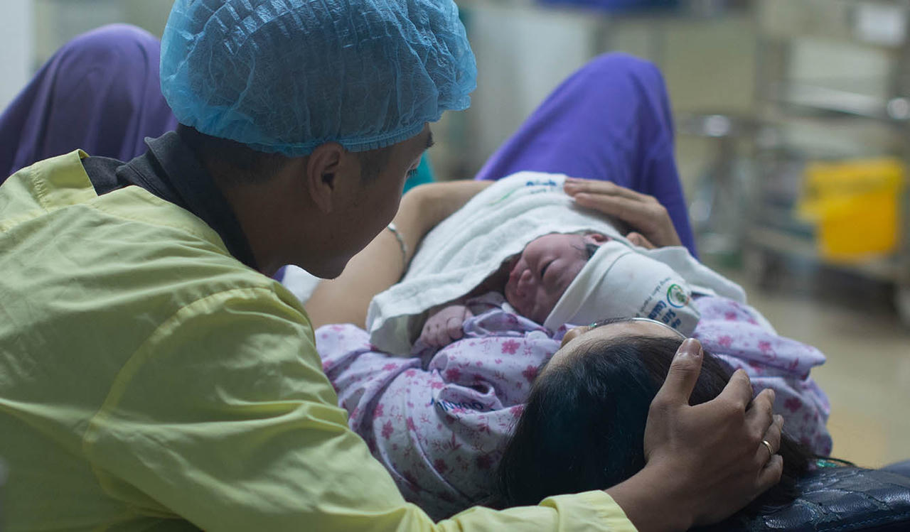 Một trong những điểm nhấn đ&aacute;ng ch&uacute; &yacute; của hướng dẫn truyền th&ocirc;ng d&acirc;n số mới của ng&agrave;nh Y tế l&agrave; th&ocirc;ng điệp vận động c&aacute;c cặp vợ chồng sinh đủ hai con trước 35 tuổi. (Ảnh minh họa - Nguồn: Cục BMTE/BYT)