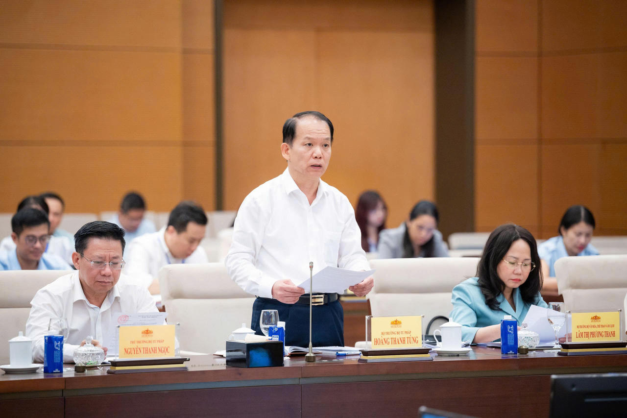 Bộ trưởng Bộ Tư ph&aacute;p Ho&agrave;ng Thanh T&ugrave;ng ph&aacute;t biểu tại Phi&ecirc;n họp.