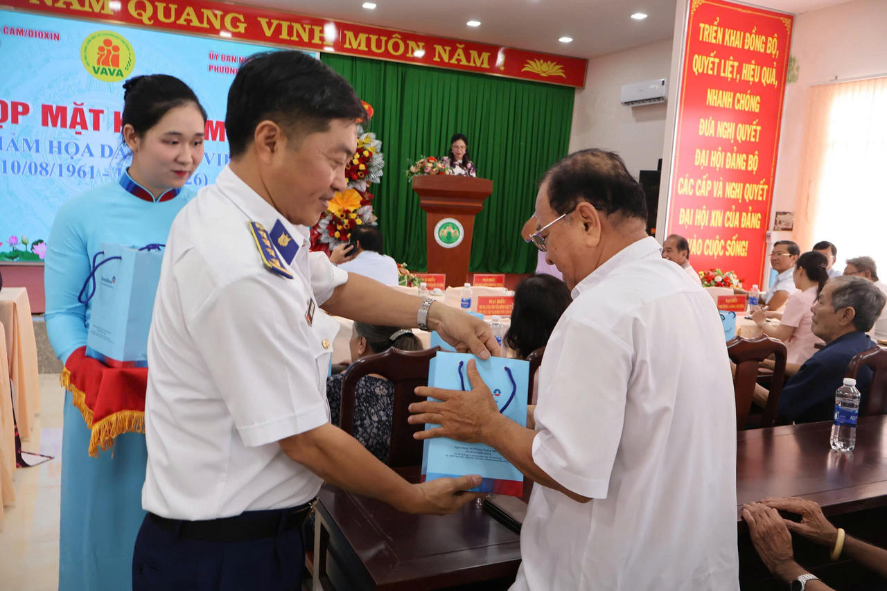 Đại t&aacute; Dương Xu&acirc;n Dũng - Ph&oacute; Chủ nhiệm Ch&iacute;nh trị, Bộ Tư lệnh V&ugrave;ng Cảnh s&aacute;t biển 4 trao qu&agrave; cho c&aacute;c nạn nh&acirc;n chất độc da cam. Ảnh: Đức Th&aacute;i