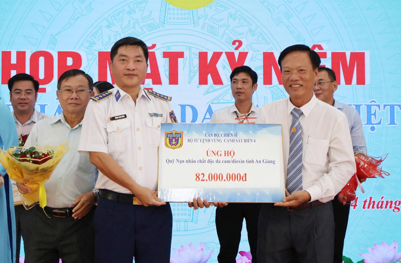 Đại diện Bộ Tư lệnh V&ugrave;ng Cảnh s&aacute;t biển 4 trao tặng số tiền 82 triệu đồng ủng hộ Quỹ nạn nh&acirc;n chất độc da cam/Dioxin tỉnh An Giang. Ảnh: Đức Th&aacute;i