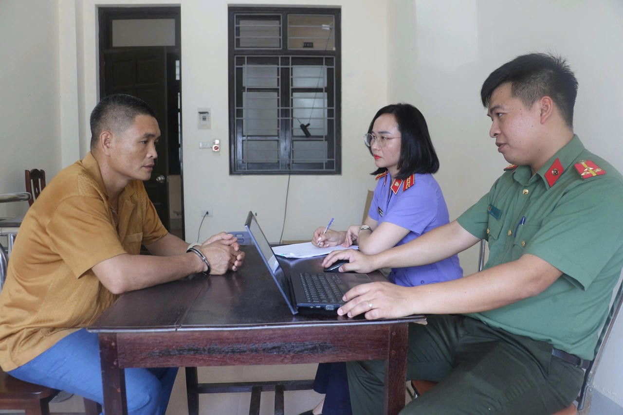 Đối tượng Nguyễn Đ&igrave;nh Ki&ecirc;n tại CQĐT. (ảnh C&ocirc;ng an cung cấp).