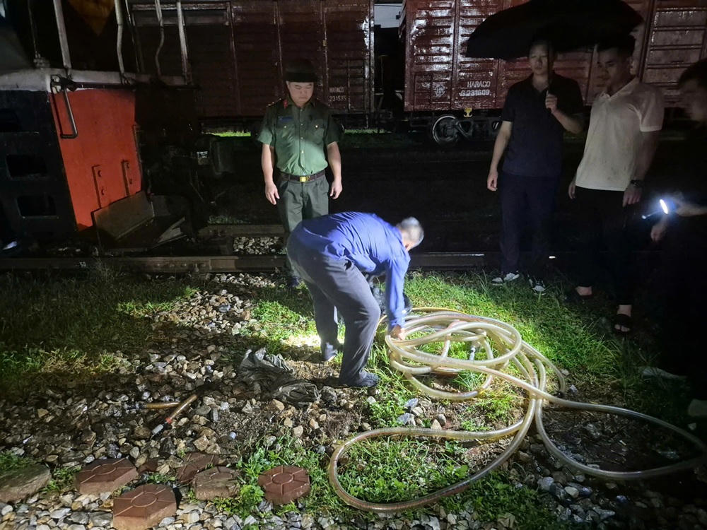Chôn đường ống dưới đường ray, nhóm đối tượng rút trộm hàng trăm nghìn lít dầu ở ga Vinh