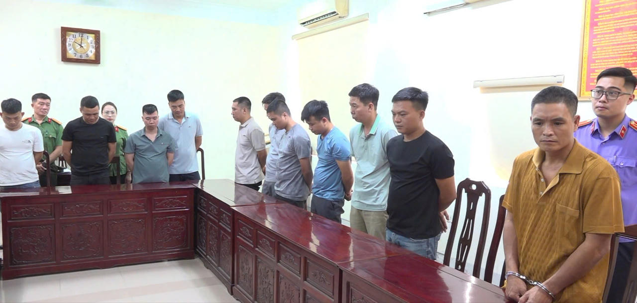 21 đối tượng trong đường d&acirc;y r&uacute;t trộm dầu diezen từ th&aacute;ng 7/2025 đến th&aacute;ng 7/2026 đ&atilde; b&aacute;n h&agrave;ng trăm ngh&igrave;n l&iacute;t dầu với gi&aacute; thấp hơn gi&aacute; thị trường, thu lợi bất ch&iacute;nh hơn 4,5 tỷ đồng. (ảnh C&ocirc;ng an cung cấp)