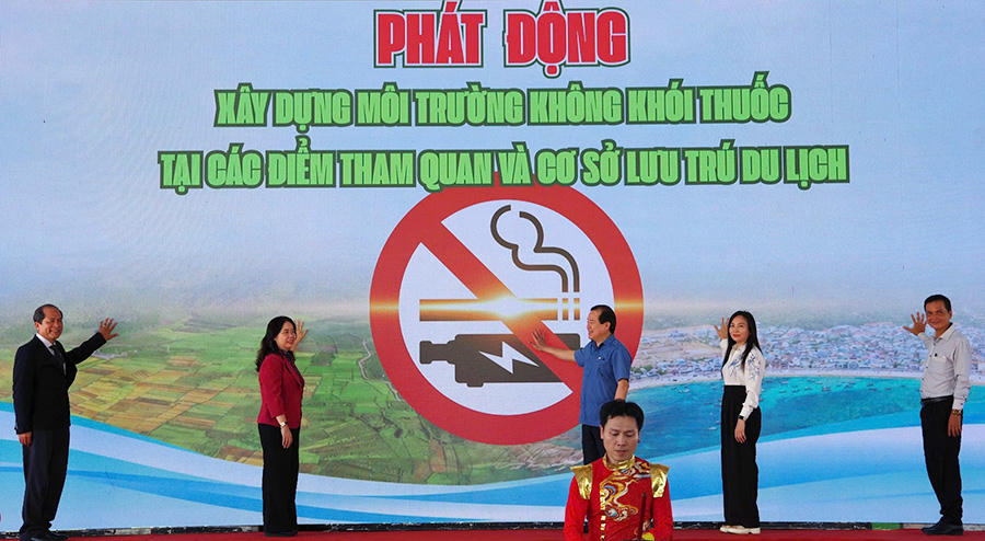 Lễ ph&aacute;t động x&acirc;y dựng m&ocirc;i trường kh&ocirc;ng kh&oacute;i thuốc tại c&aacute;c điểm du lịch tại tỉnh Gia Lai. (Ảnh: Cục Du lịch QGVN).