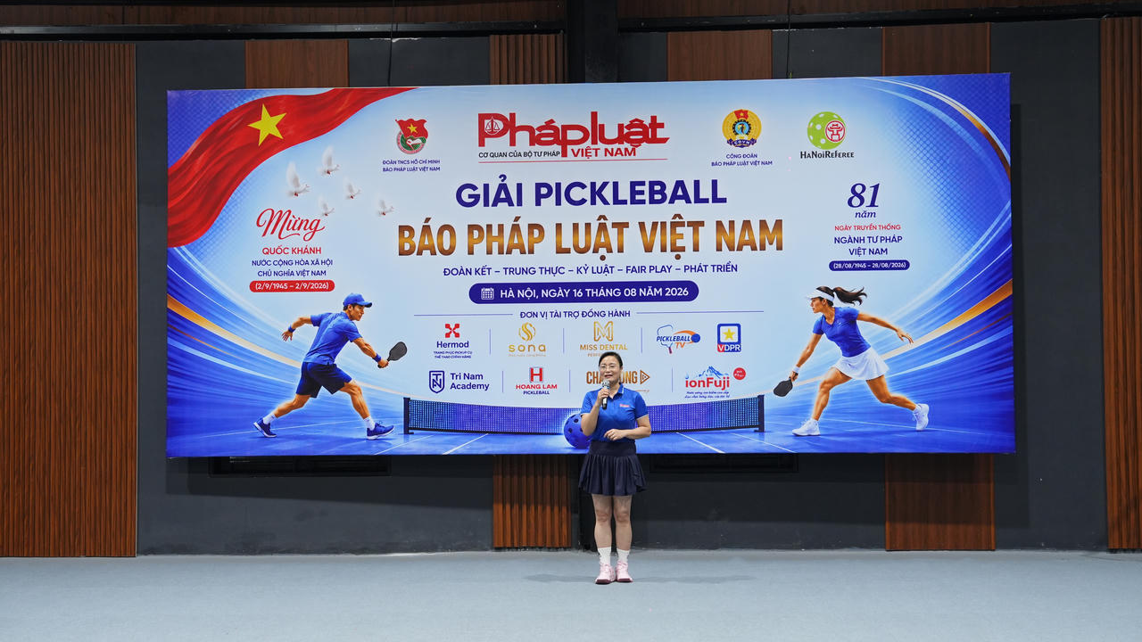 Tiến sĩ Vũ Hồng Thu&yacute; - Ph&oacute; Tổng Bi&ecirc;n tập, Chủ tịch C&ocirc;ng đo&agrave;n B&aacute;o Ph&aacute;p luật Việt Nam ph&aacute;t biểu tại Chương tr&igrave;nh
