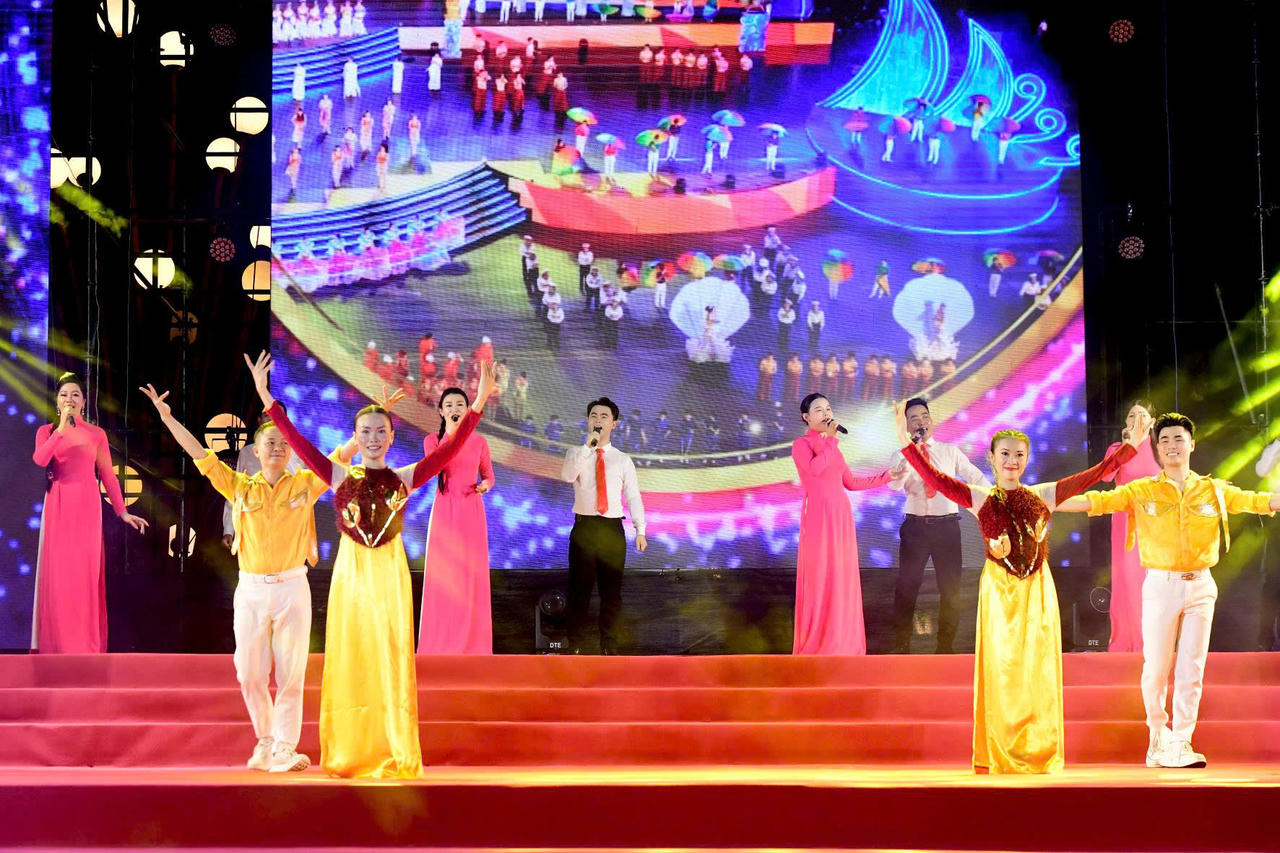 Chương tr&igrave;nh nghệ thuật tại lễ khai mạc Ng&agrave;y Văn h&oacute;a, Du lịch Kh&aacute;nh H&ograve;a tại Quảng Trị năm 2026, với những tiết mục t&aacute;i hiện vẻ đẹp văn h&oacute;a, con người v&agrave; kh&aacute;t vọng vươn xa. (Ảnh: Sở VH, TT v&agrave; DL Quảng Trị)
