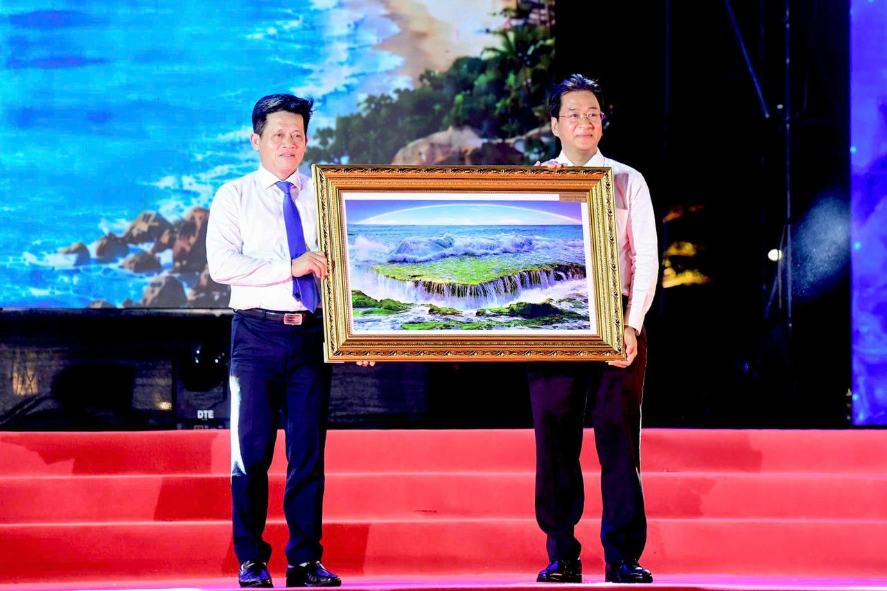L&atilde;nh đạo tỉnh Kh&aacute;nh H&ograve;a v&agrave; Quảng Trị trao tặng bức tranh lưu niệm, thể hiện t&igrave;nh cảm v&agrave; sự gắn kết giữa hai địa phương. (Ảnh: Sở VH, TT v&agrave; DL Quảng Trị)