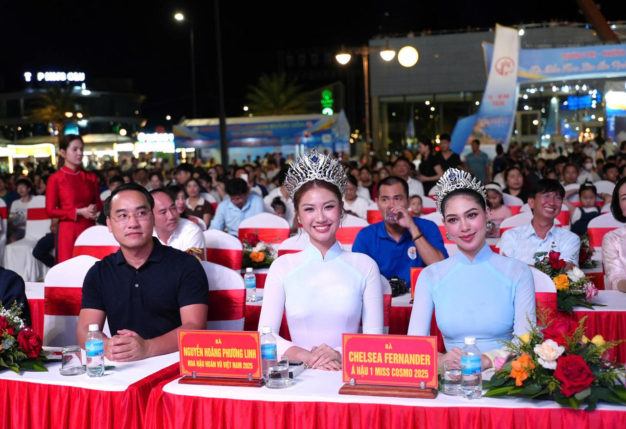 Hoa hậu Việt Nam 2025 Nguyễn Ho&agrave;ng Phương Linh v&agrave; &Aacute; hậu 1 Miss Cosmo 2025 Chelsea Fernandez tham dự Ng&agrave;y Văn h&oacute;a, Du lịch Kh&aacute;nh H&ograve;a tại Quảng Trị năm 2026. (Ảnh: T.Đ)