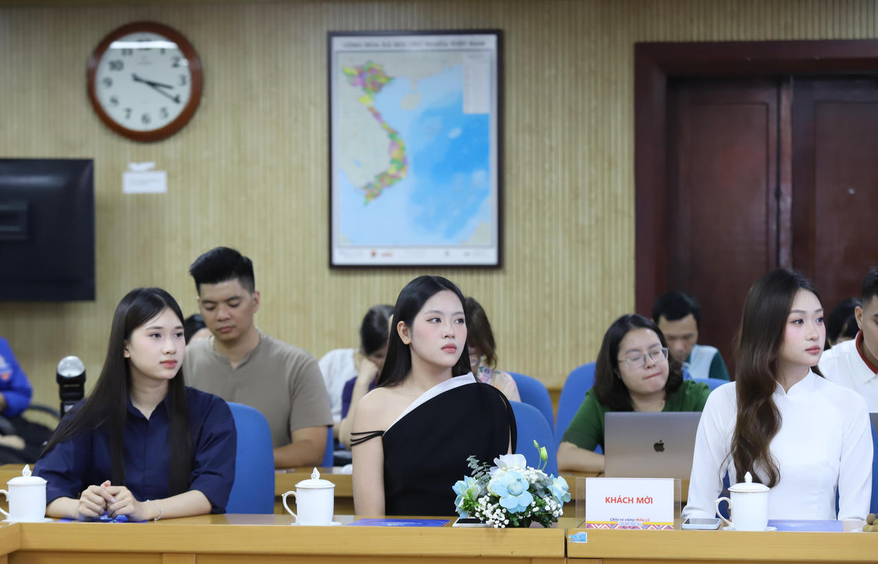 Một số đại sứ đồng h&agrave;nh c&ugrave;ng chương tr&igrave;nh Chia sẻ c&ugrave;ng thầy c&ocirc; 2026. (Ảnh: Đ. Hải)