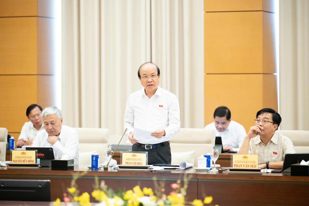 Chủ nhiệm Ủy ban Ph&aacute;p luật v&agrave; Tư ph&aacute;p Phan Ch&iacute; Hiếu b&aacute;o c&aacute;o tại phi&ecirc;n họp. Ảnh: Quochoi.vn