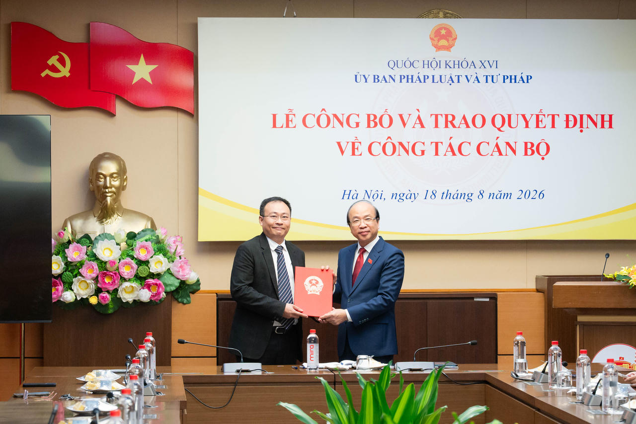 B&iacute; thư Đảng ủy Ủy ban, Chủ nhiệm Ủy ban Ph&aacute;p luật v&agrave; Tư ph&aacute;p Phan Ch&iacute; Hiếu trao Quyết định cho T&acirc;n Ph&oacute; Vụ trưởng Vụ Ph&aacute;p luật v&agrave; Tư ph&aacute;p Vũ Đức Dũng