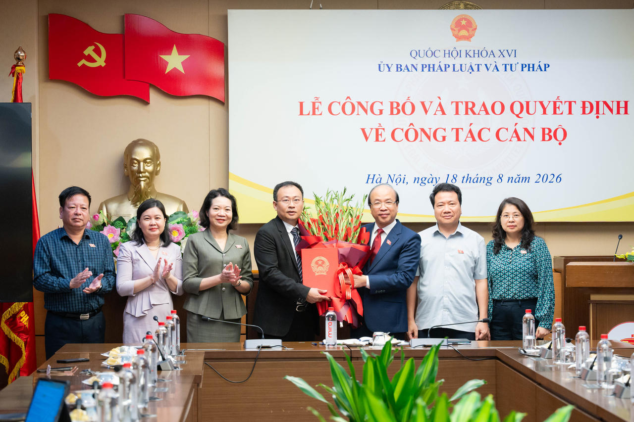 Thường trực Ủy ban Ph&aacute;p luật v&agrave; Tư ph&aacute;p tặng hoa ch&uacute;c mừng t&acirc;n Ph&oacute; Vụ trưởng Vụ Ph&aacute;p luật v&agrave; Tư ph&aacute;p Vũ Đức Dũng