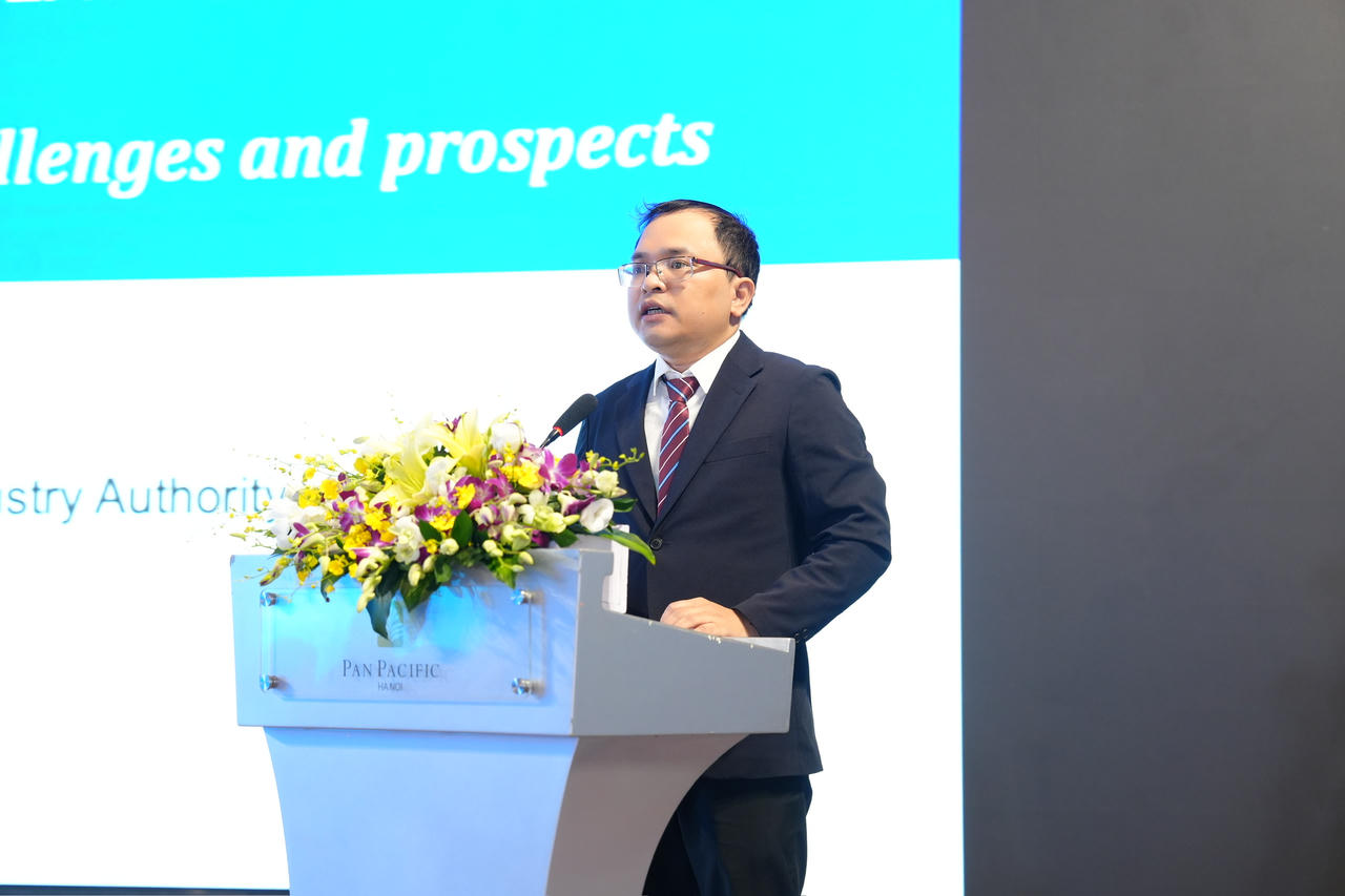 Ph&oacute; Cục trưởng Trần Anh T&uacute; tr&igrave;nh b&agrave;y tham luận.