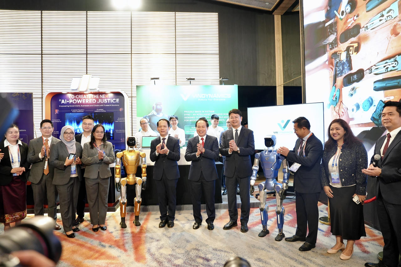 C&aacute;c đại biểu tham quan c&aacute;c gian h&agrave;ng Triển l&atilde;m c&aacute;c sản phẩm c&ocirc;ng nghệ của Việt Nam b&ecirc;n lề Diễn đ&agrave;n.
