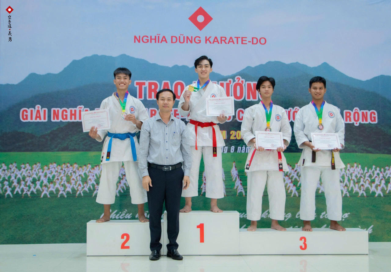 &Ocirc;ng Nguyễn Văn Hải (Chủ tịch UBND x&atilde; A Lưới 1) trao giải cho c&aacute;c VĐV