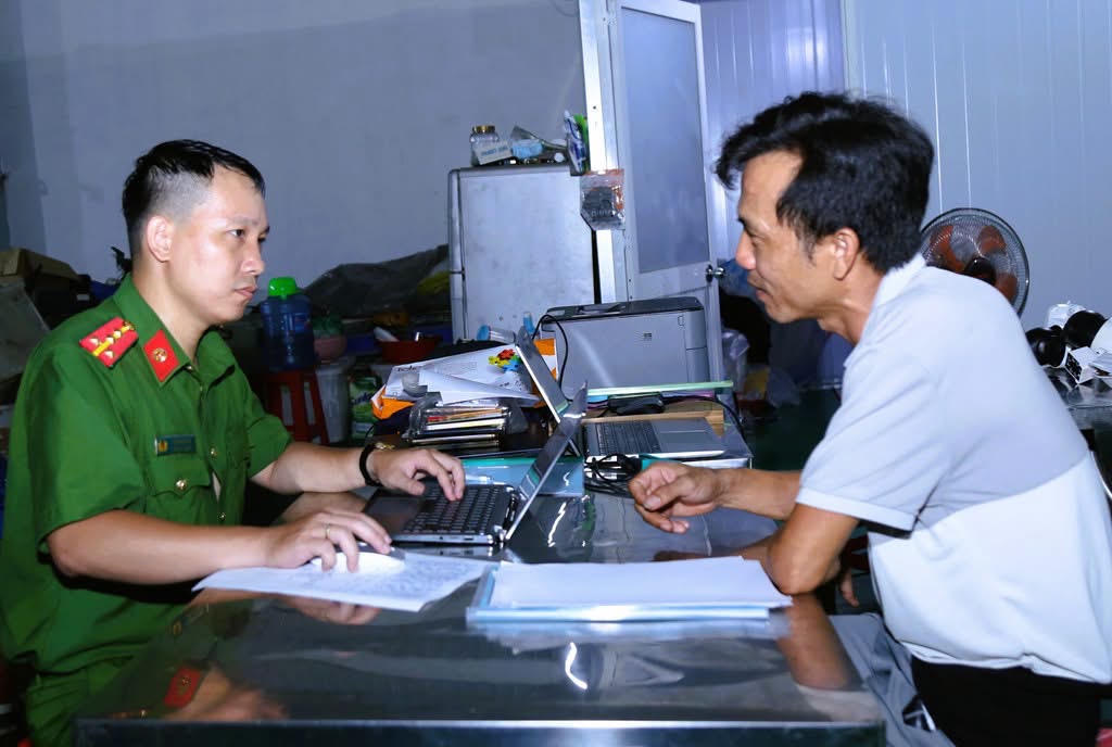 Lực lượng C&ocirc;ng an l&agrave;m việc với L&ecirc; Văn T&igrave;nh. Ảnh: C&ocirc;ng an cung cấp