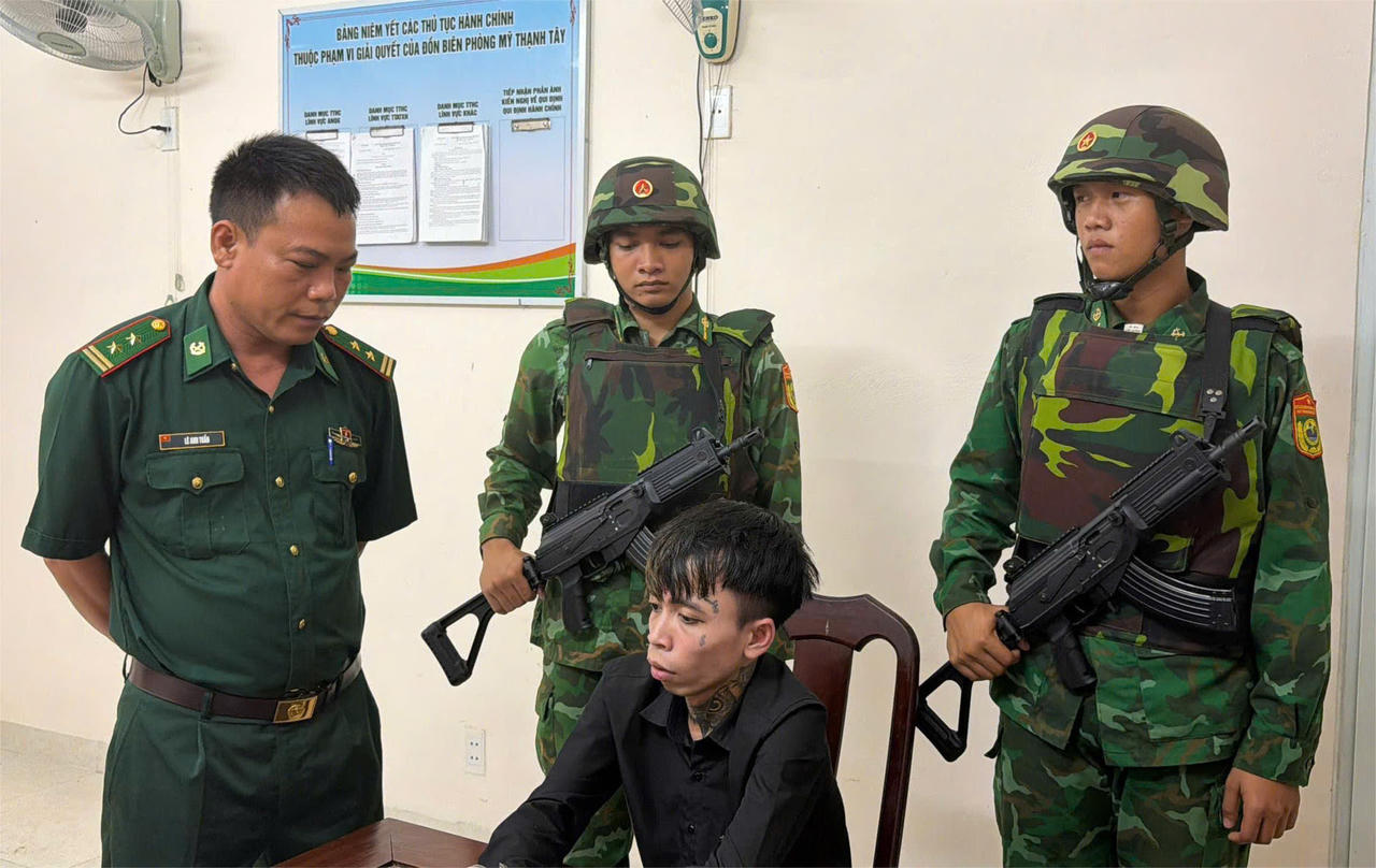 Lực lượng chức năng kịp thời bắt giữ đối tượng Đạt nhập cảnh tr&aacute;i ph&eacute;p, c&oacute; quyết định truy n&atilde;.