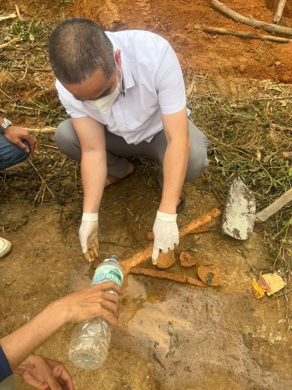 Hiện vật được t&igrave;m thấy tại mộ gạch cổ. Ảnh: Hồ H&agrave;