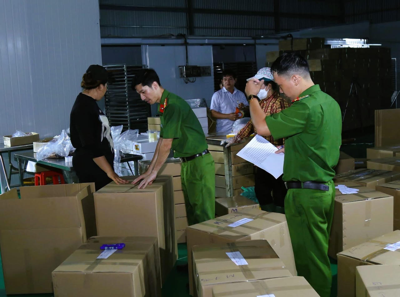 Sản phẩm thu giữ tại C&ocirc;ng ty TNHH Trần L&ecirc; Foods được lực lượng chức năng ni&ecirc;m phong. Ảnh: C&ocirc;ng an cung cấp