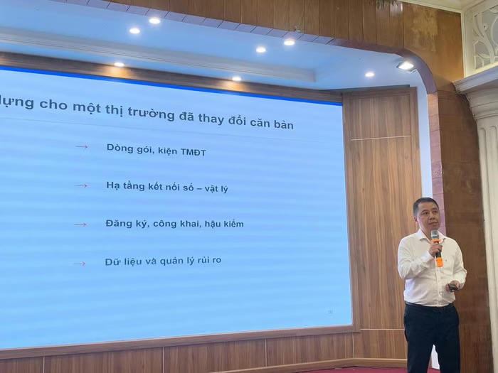 &Ocirc;ng L&atilde; Ho&agrave;ng Trung, Vụ trưởng Vụ Bưu ch&iacute;nh, Bộ KHCN chia sẻ về Dự &aacute;n Luật Bưu ch&iacute;nh (sửa đổi) tại hội nghị. (Ảnh: PV)