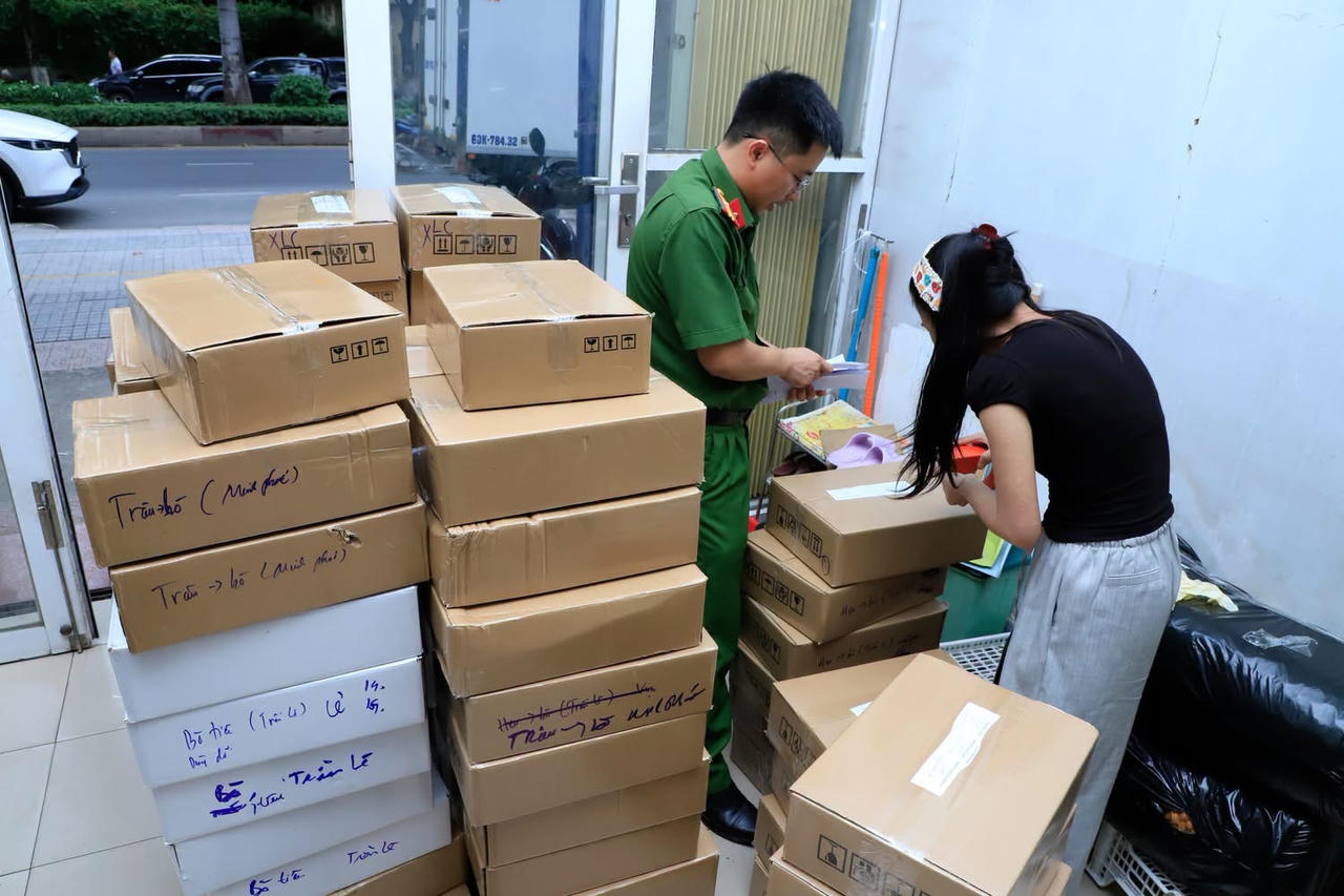 Số sản phẩm thu giữ tại Hộ kinh doanh Mộc Food Bi&ecirc;n H&ograve;a được ni&ecirc;m phong để phục vụ điều tra. Ảnh: C&ocirc;ng an cung cấp