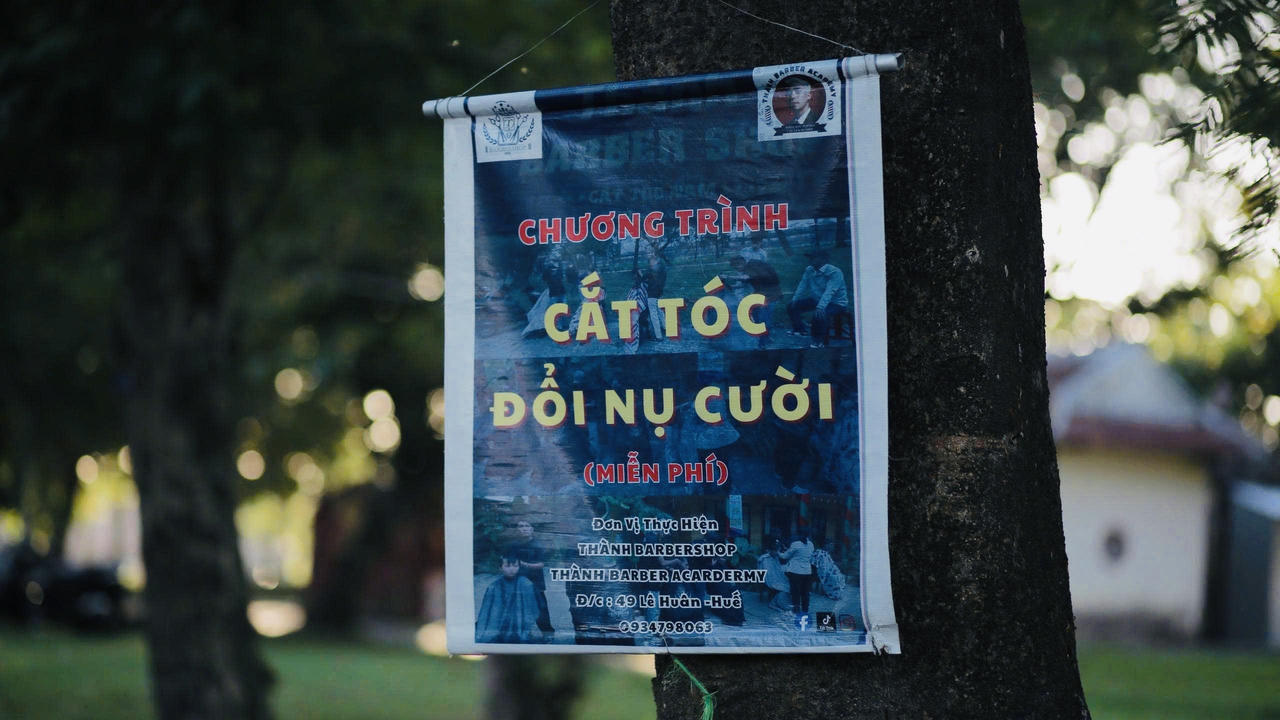 Tấm băng r&ocirc;n với th&ocirc;ng điệp &ldquo;Cắt t&oacute;c đổi nụ cười&rdquo;. (Ảnh: Nguyễn Qu&yacute;)