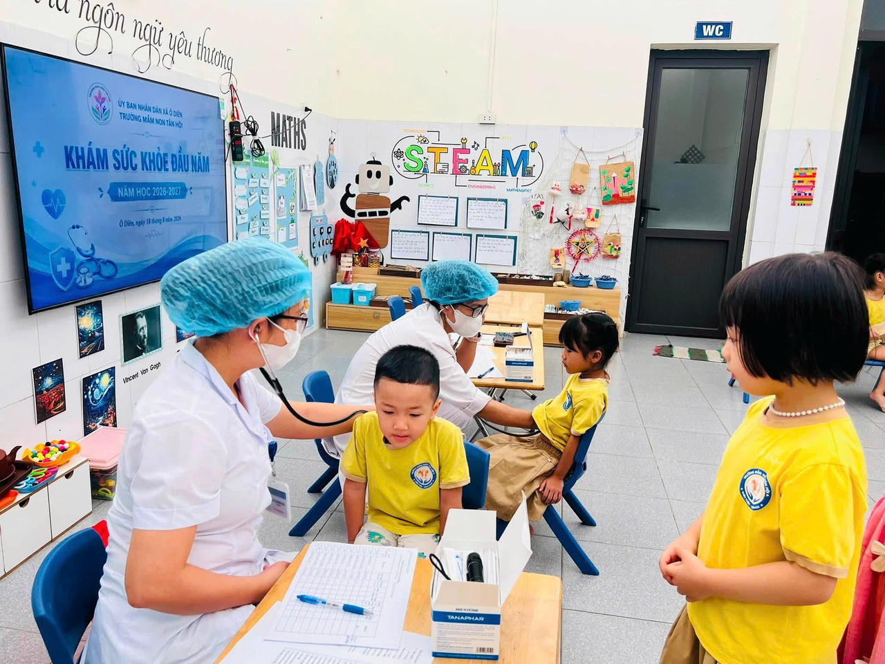 Trạm Y tế x&atilde; &Ocirc; Di&ecirc;n triển khai ng&agrave;y kh&aacute;m đầu ti&ecirc;n kh&aacute;m sức khỏe định kỳ miễn ph&iacute; cho trẻ em, học sinh năm 2026 tại Trường Mầm non T&acirc;n Hội. Ảnh: Sở Y tế H&agrave; Nội