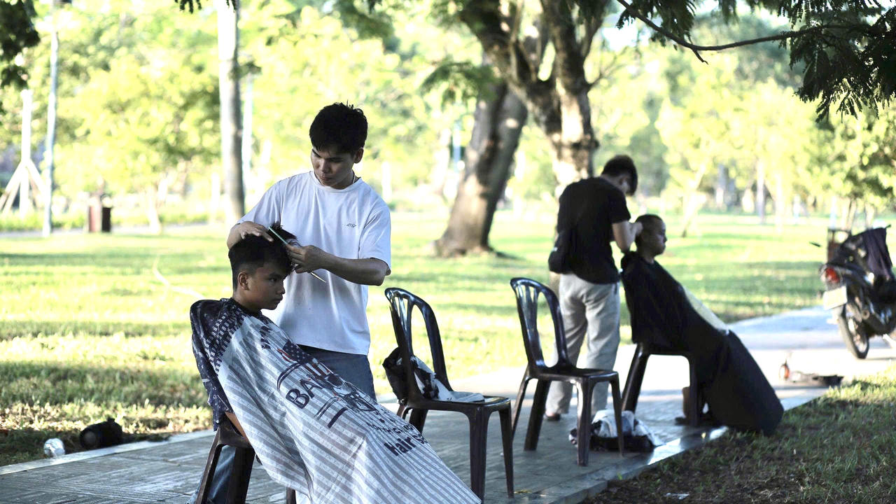 G&oacute;c cắt t&oacute;c giản dị với v&agrave;i chiếc ghế nhựa v&agrave; bộ dụng cụ nghề t&oacute;c. (Ảnh: Nhật Qu&acirc;n)