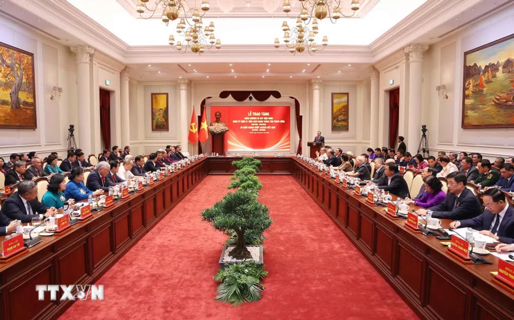 Hội nghị gặp mặt Ủy vi&ecirc;n Bộ Ch&iacute;nh trị, Ủy vi&ecirc;n Ban B&iacute; thư c&aacute;c thời kỳ, Ủy vi&ecirc;n Trung ương Đảng kh&oacute;a XIII kh&ocirc;ng t&aacute;i cử kh&oacute;a XIV. Ảnh: TTXVN